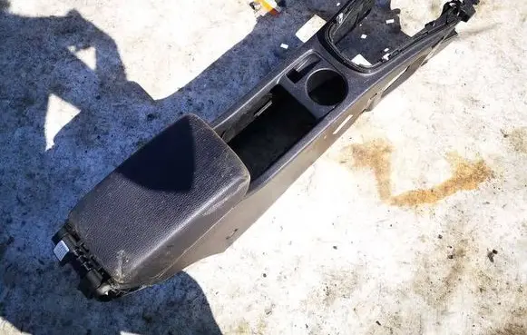 Opel Astra J Armrest 1777675 498951029