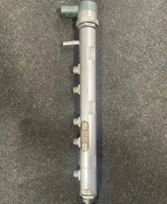 BMW 5 F10 F11 Fuel distributor 7809128 0445214183 842207L1