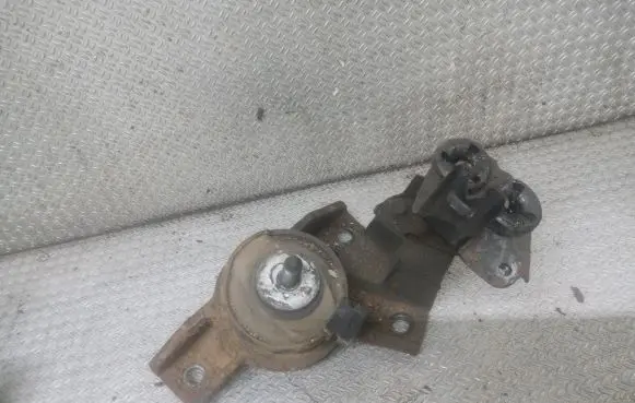 Hyundai Santa Fe Engine mount bracket