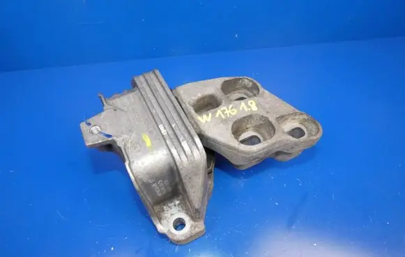 Mercedes-Benz A W176 Engine mount bracket A2462400617 000612334 ZGS0060029