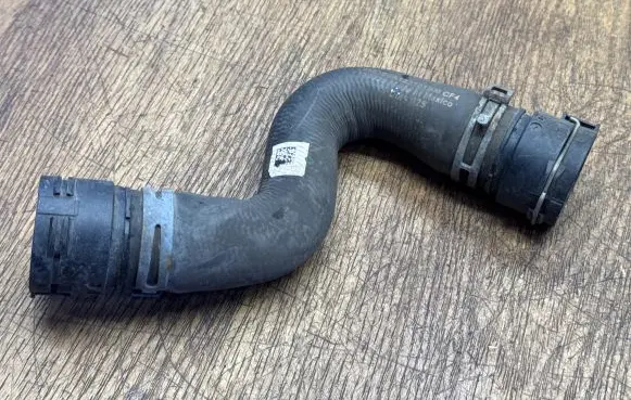 Coolant pipe/hose