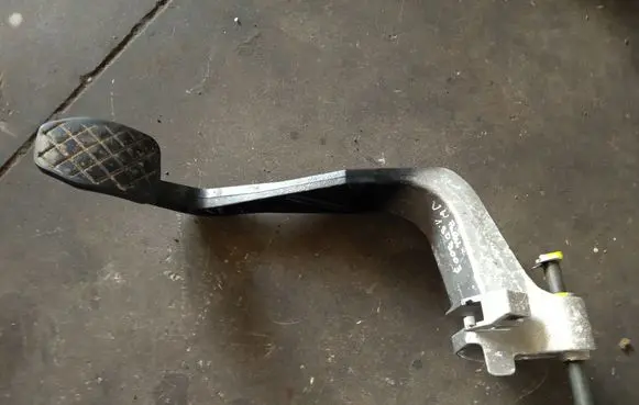Volkswagen PASSAT B5.5 Clutch pedal 8D1721316H