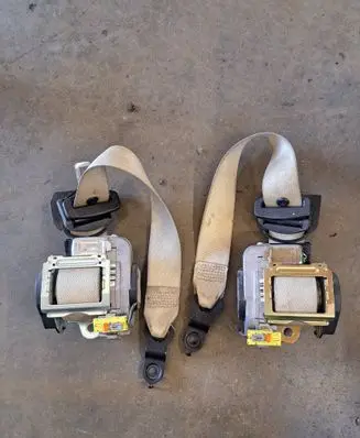 Mercedes-Benz E W211 Front seatbelt 561014701 008R000