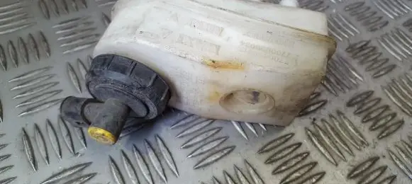Brake fluid reservoir