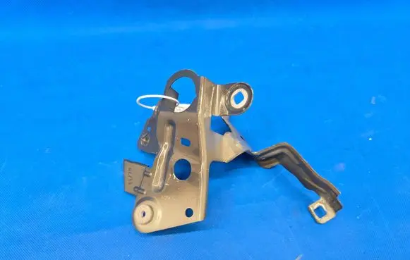 BMW 8 G16 Fender mounting bracket 7475627
