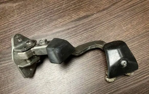 Iveco Daily 4th gen Sliding door upper roller guide/hinge 1071176D