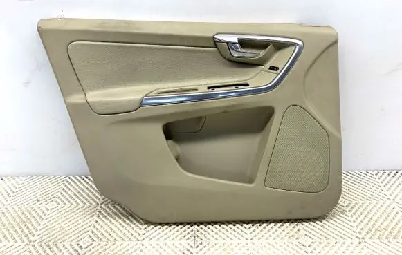 Volvo XC60 Front door card panel trim 