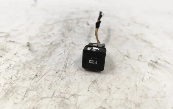 BMW 5 E39 Child safety switch 8360828