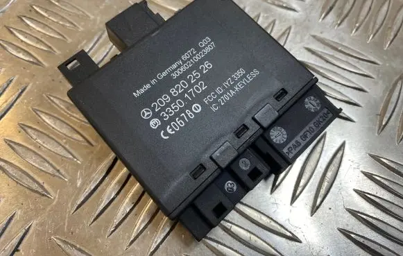Mercedes-Benz CLK A209 C209 Keyless (KESSY) go control unit/module 2098202526 33501702 30060210023807