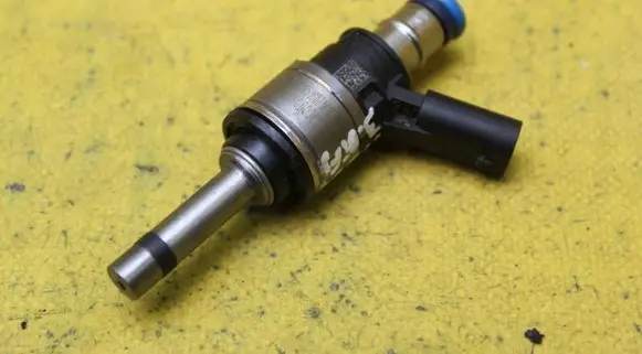 Audi A8 S8 D4 4H Fuel injector 06C906036F