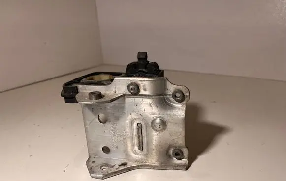 BMW 5 F10 F11 Radiator mount bracket 7186513