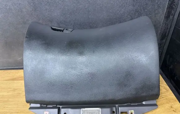 Volvo V70 Glove box 3865