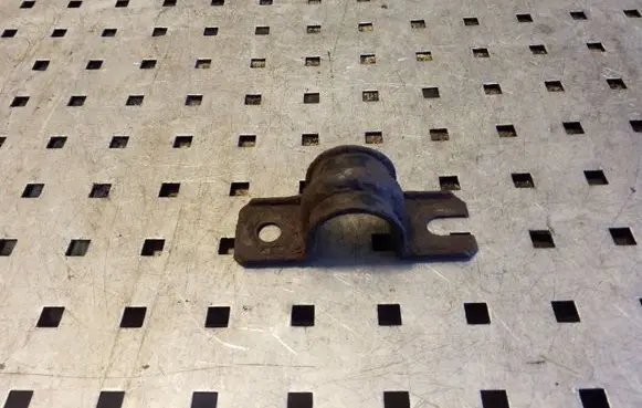 Nissan X-Trail T30 Sway bar bush bracket, rear 