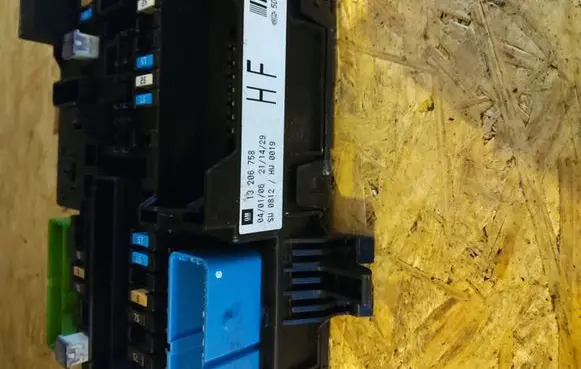 Opel Zafira B Fuse module 13206758 5DK00866962