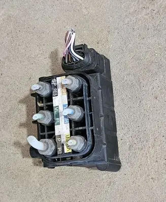 Mercedes-Benz GL X164 Air suspension valve block A212320358 212320358