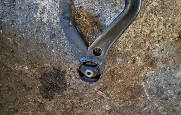 Peugeot 4007 Engine mount bracket