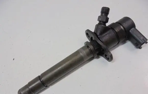 Volvo V70 Fuel injector 8658352