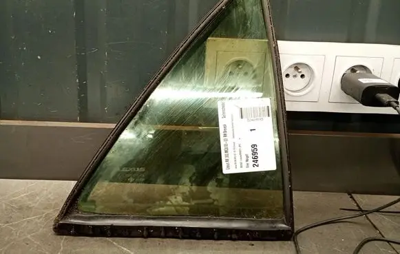Lexus ES 300h Rear side window