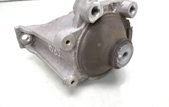 Honda CR-V Engine mount bracket
