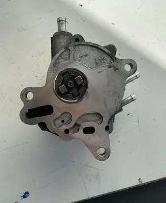 Volkswagen Jetta V Vacuum pump 03G145209