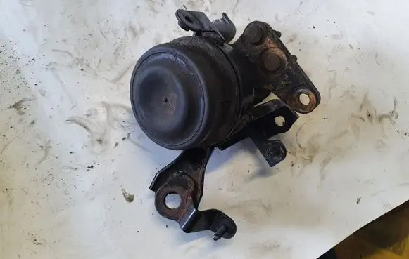 Nissan X-Trail T30 Engine mount bracket NOCODE