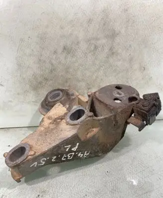 Audi A4 S4 B7 8E 8H Engine mounting bracket 8e0199352d