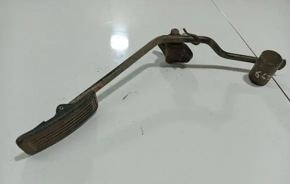 Accelerator throttle pedal