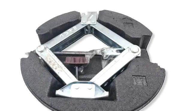 Toyota RAV 4 (XA50) Tool set 6477942030
