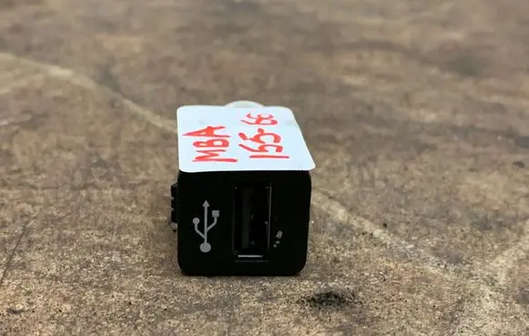 BMW 5 G30 G31 G38 USB socket connector 745580