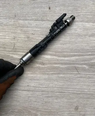 BMW X1 E84 Fuel injector 7597870 1364759870