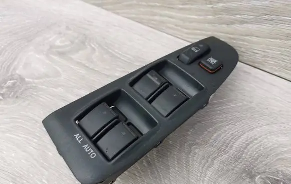 Toyota Avensis T250 Electric window control switch 54035144