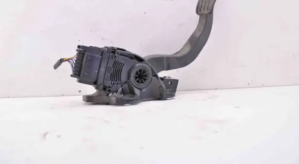 Accelerator throttle pedal