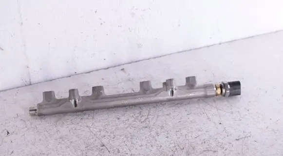Volkswagen Tiguan Fuel main line pipe 05E133320B 04C90604C