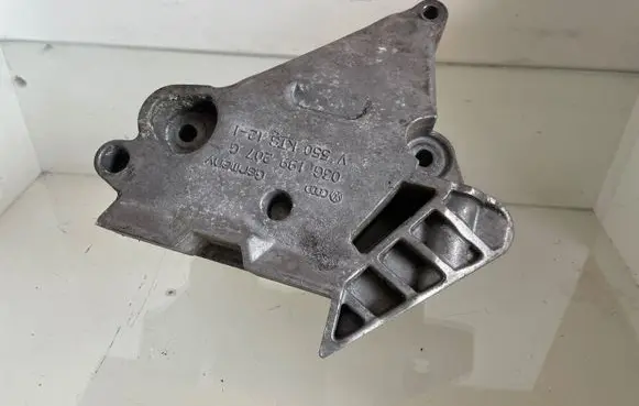 Volkswagen Golf V Engine mounting bracket 03G199207G