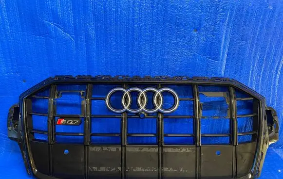 Audi Q7 4M Front bumper upper radiator grill 4M0853651AK