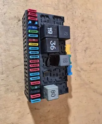 Volkswagen PASSAT B4 Fuse box set 357937039