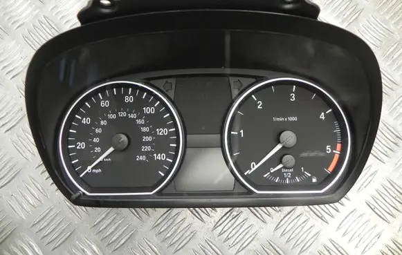 BMW 1 E81 E87 Speedometer (instrument cluster) 9220950 B1390