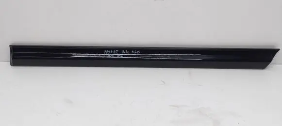 Volkswagen PASSAT B4 Rear door trim (molding) 3A0853753A