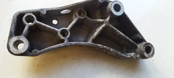 Volkswagen PASSAT B7 Engine mounting bracket 1K099117
