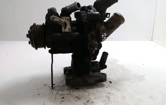 Ford Mondeo Mk III Power steering pump XS713A674BE HE120508265