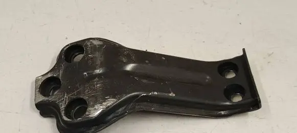Engine mounting bracket