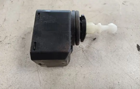 Volkswagen Golf V Headlight level adjustment motor 00883000