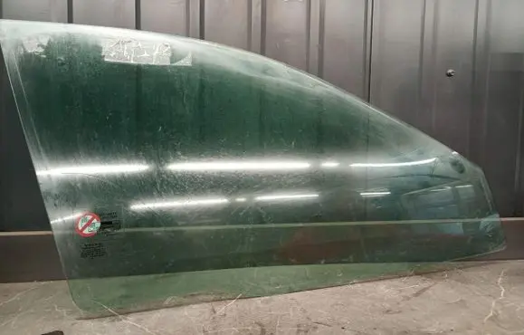 Volvo S40, V40 Front door window glass four-door