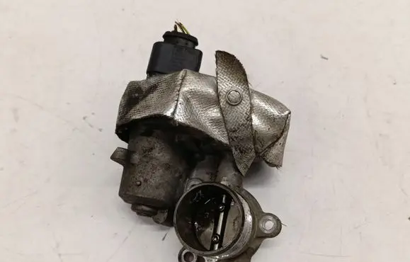 Volkswagen Golf VII Throttle valve 04L131501C