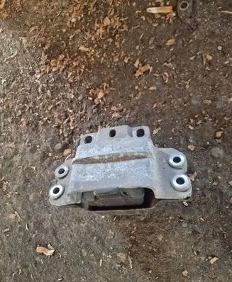 Skoda Octavia Mk2 (1Z) Engine mount bracket