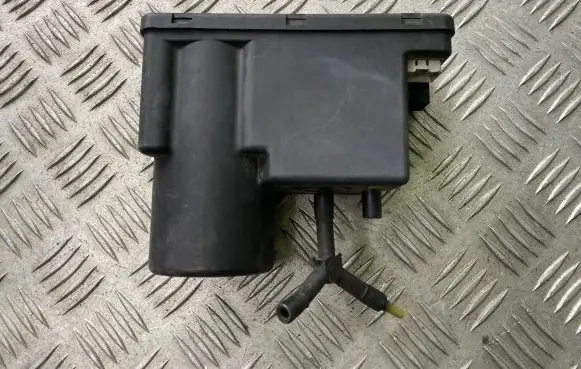 Audi A4 S4 B5 8D Central locking vacuum pump 4A0862257A