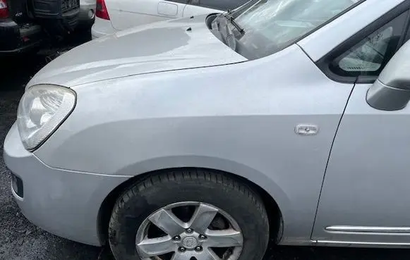 KIA Carens I Fender 