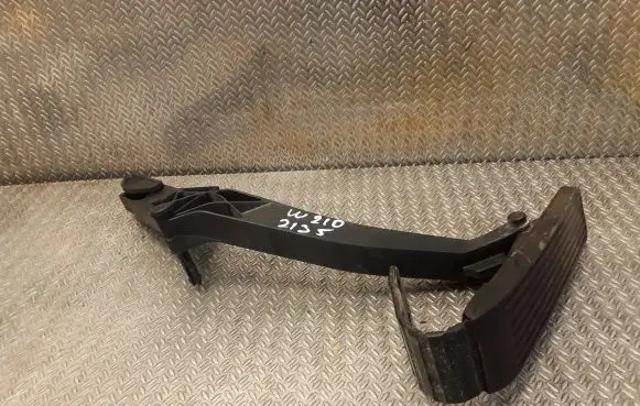 Mercedes-Benz E W210 Accelerator throttle pedal 2103011820 A2103011820