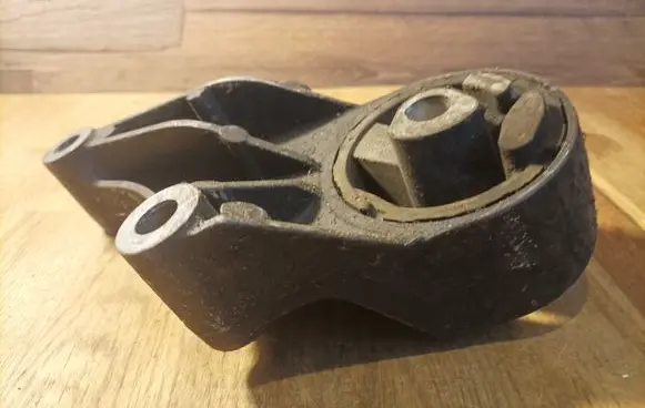 Opel Zafira B Engine mount bracket