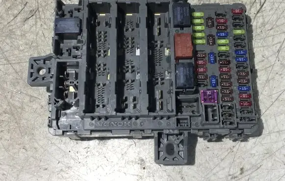 Honda Civic IX Fuse module 116RA000021 TV0E110 120314
